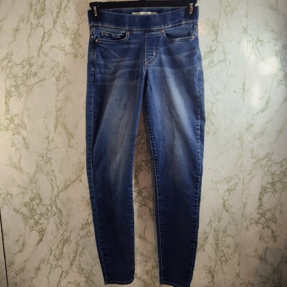 Levi's Totally Shaping Pull-On Skinny Jeans - Picture 2 of 15